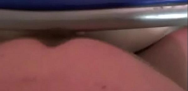 Teeny bezahlt den Helfer mit einem harten Fick